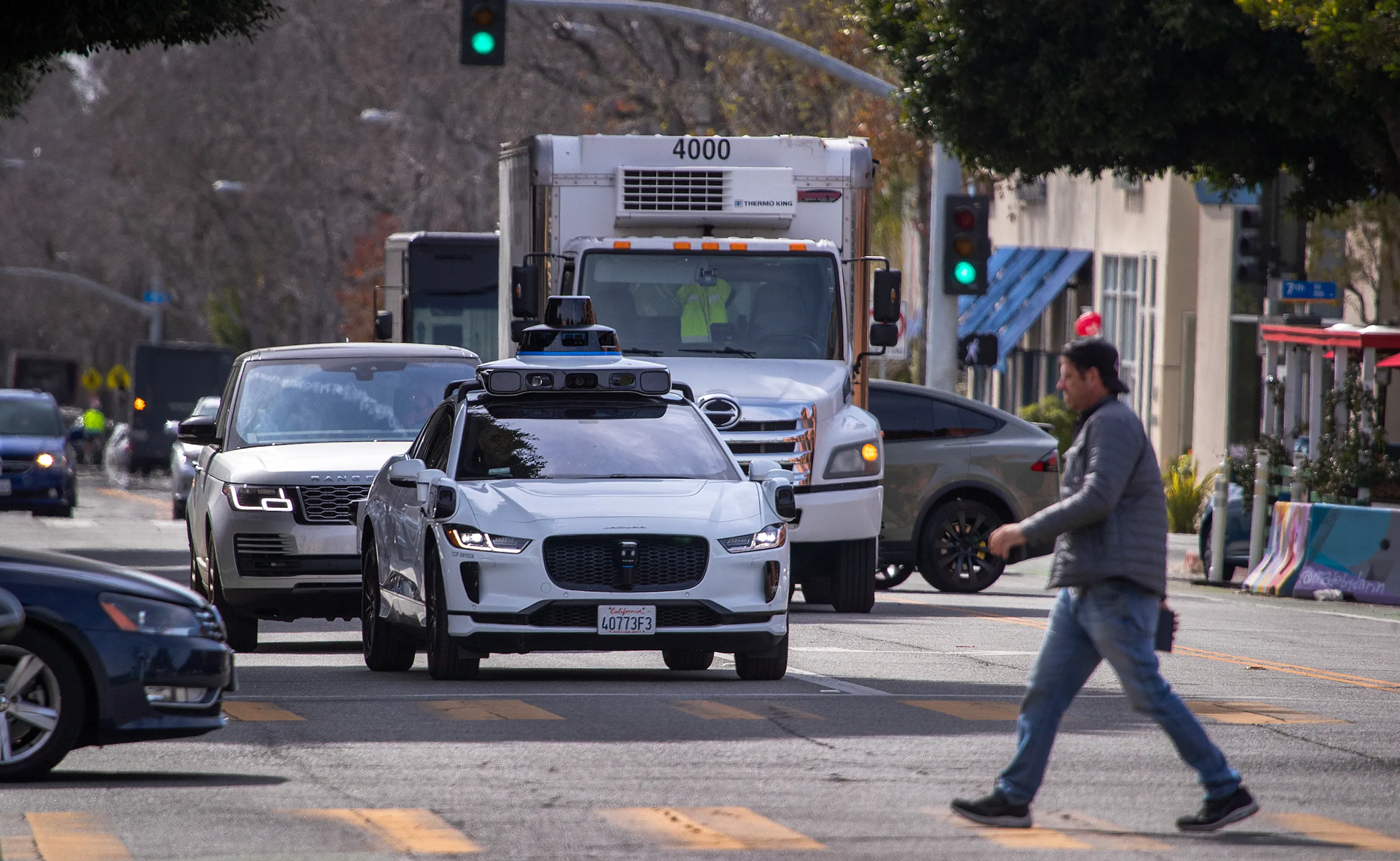 Waymo utvider sitt tjenesteområde for robottaxi i San Francisco, til tross for protester fra byens innbyggere. Waymo utvider sitt tjenesteområde for robottaxi i San Francisco, til tross for protester fra byens innbyggere.