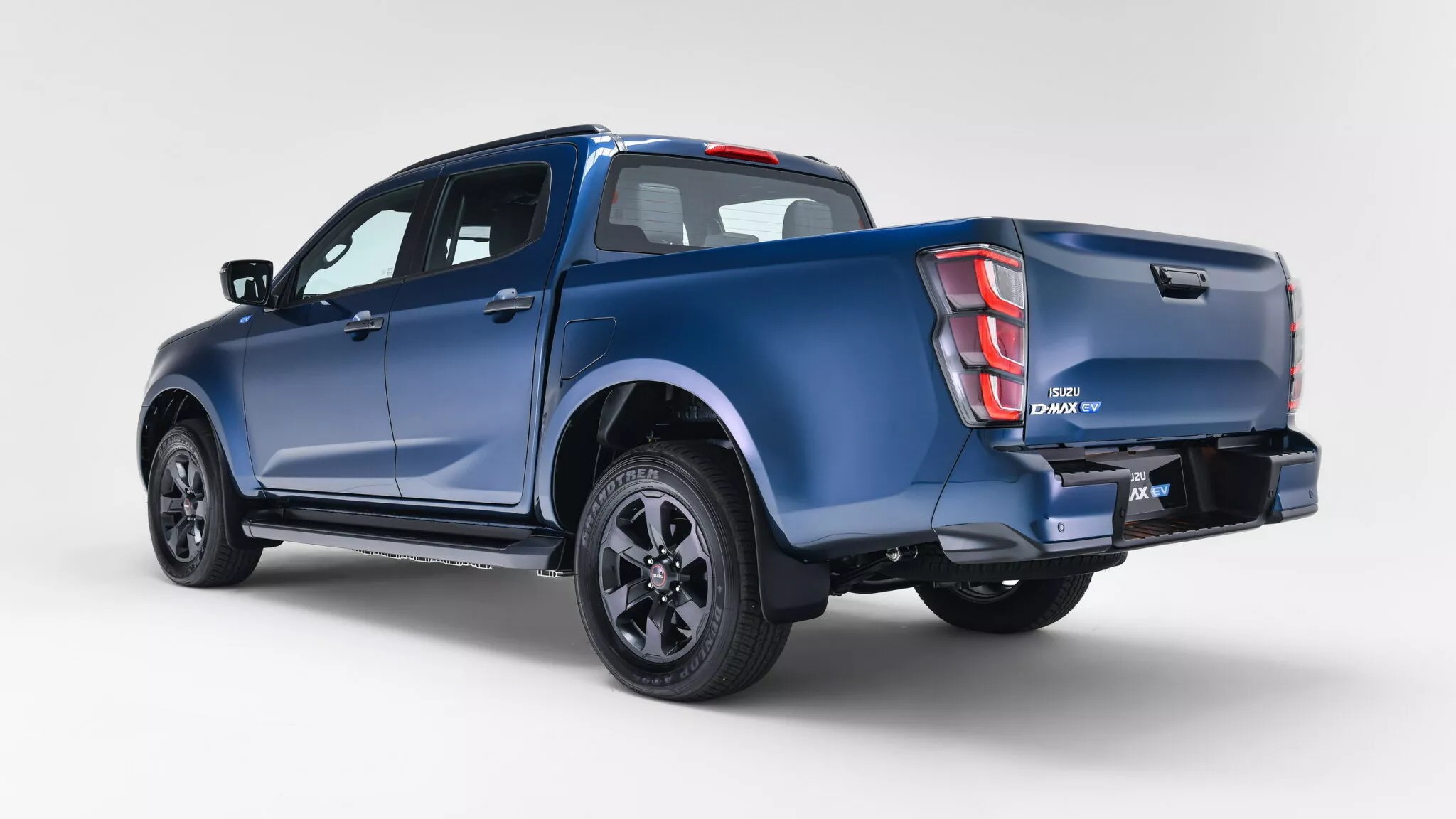 Bilde av Isuzu D-Max EV mot bakteppet av natur