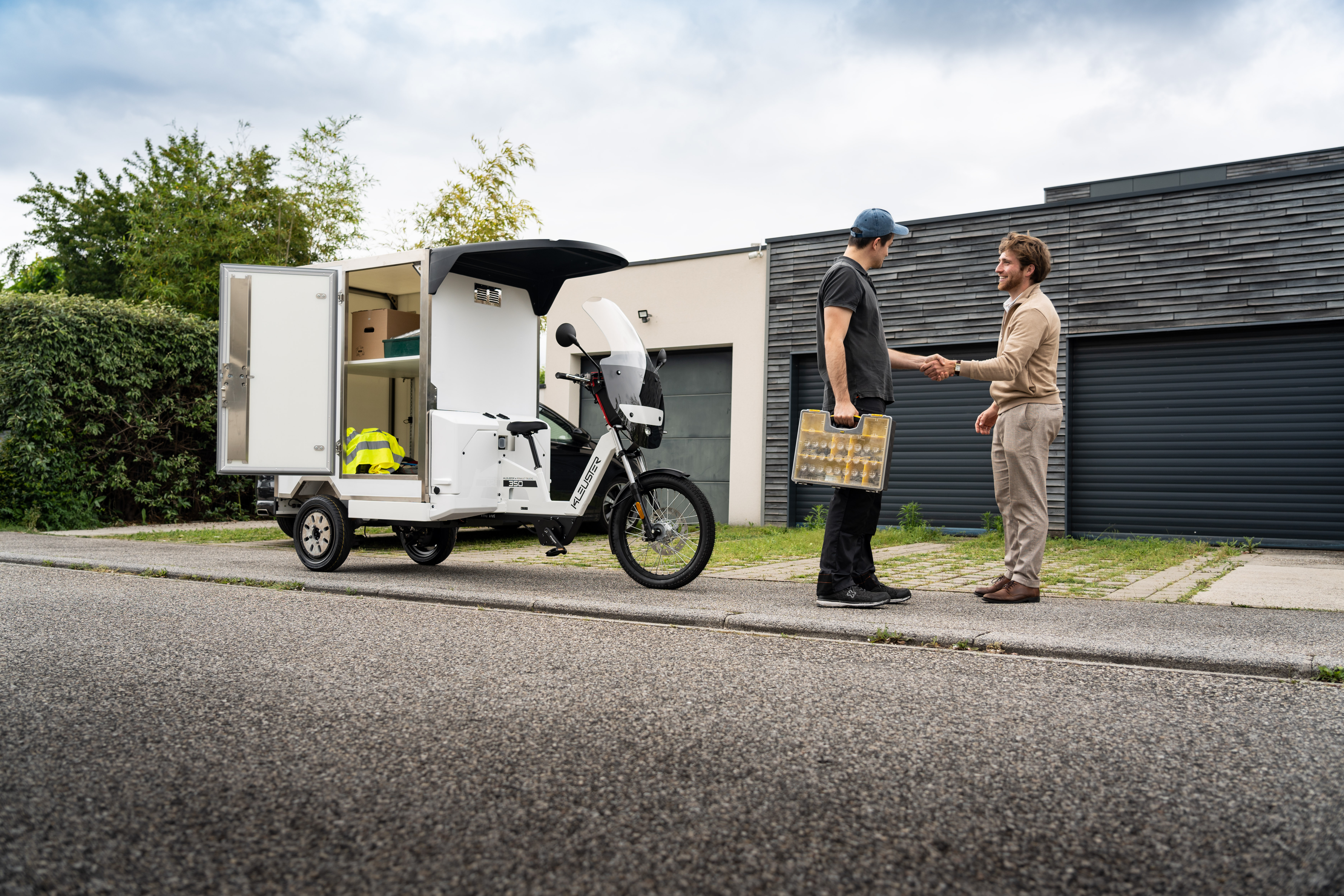 Cleuster 350 mot en bakgrunn av byarkitektur Cleuster 350 mot en bakgrunn av byarkitektur