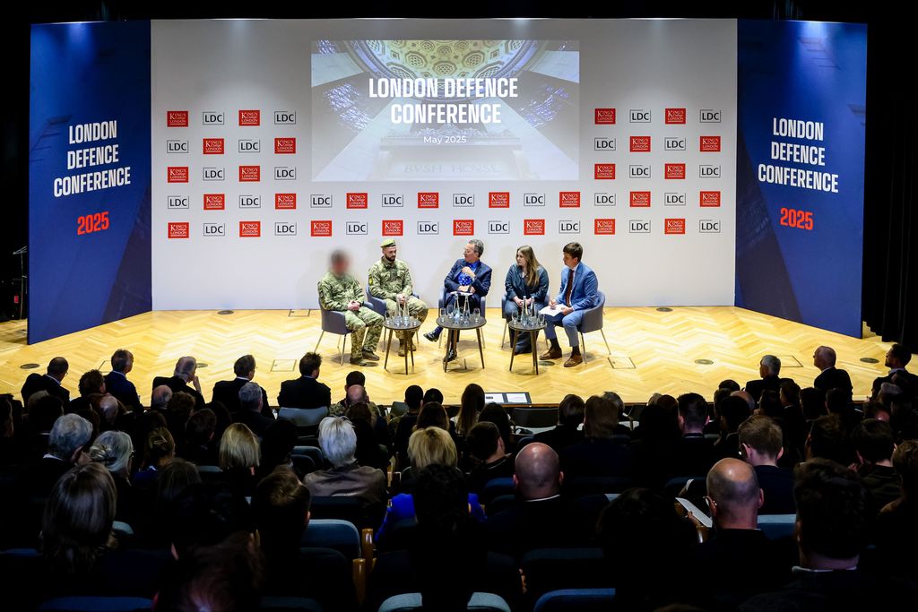 Paneldiskusjon på forsvarskonferansen i London. Illustrasjon: Forsvarsdepartementet
