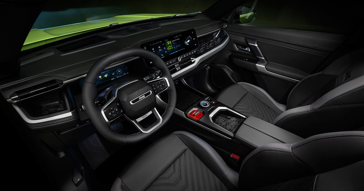 Jeep Compass First Edition i bakgrunnen av landskapet Jeep Compass First Edition i bakgrunnen av landskapet