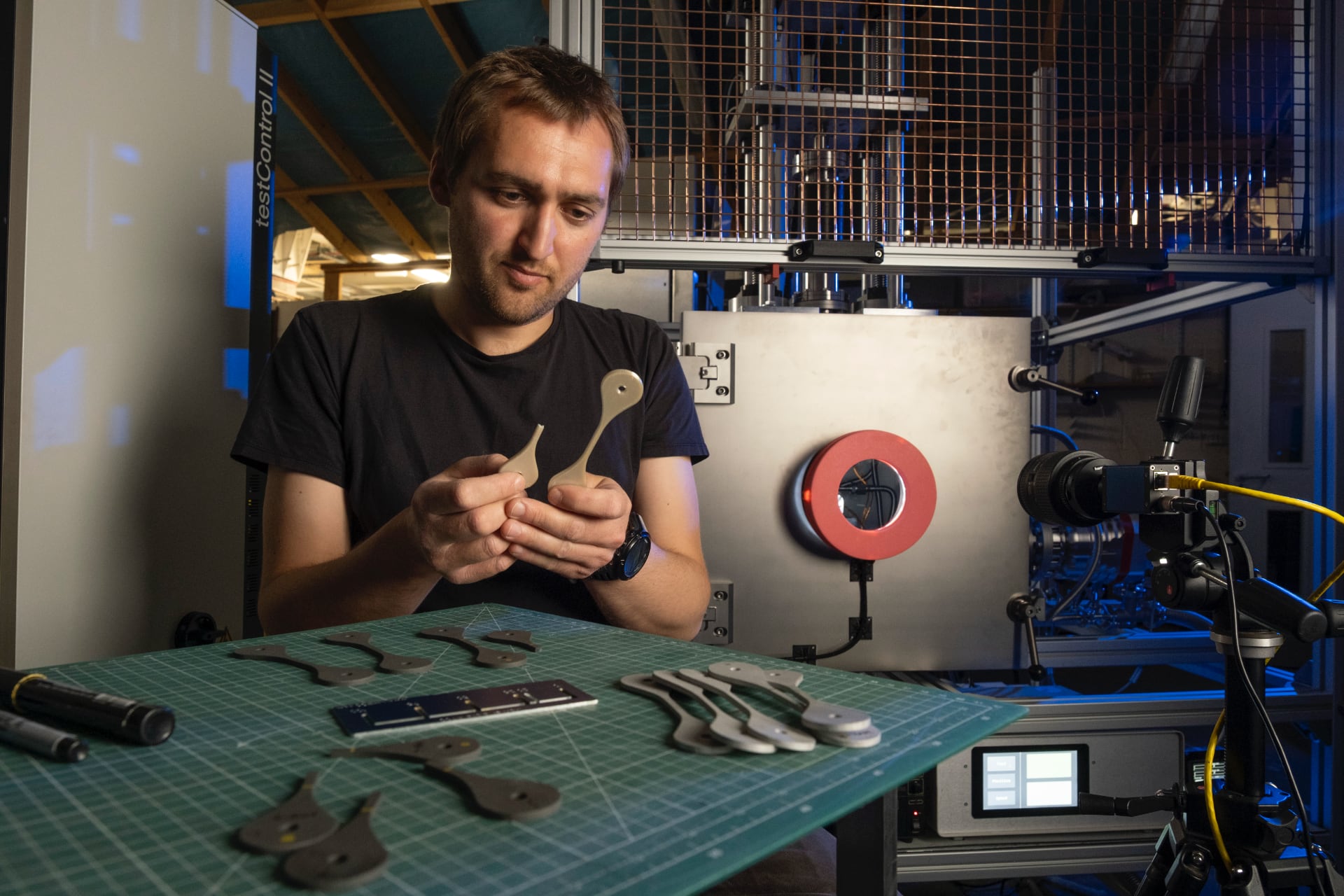 Charlie Patterson undersøker prøver av 3D-printet materiale som er testet på NextSpace TestRig