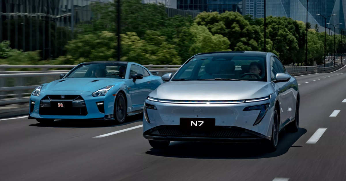 Nissan N7 ved siden av GT-R. Nissan N7 ved siden av GT-R.