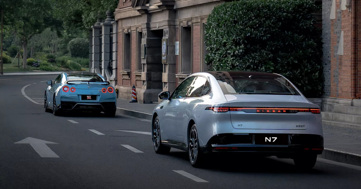En annen vinkel av Nissan N7 og GT-R En annen vinkel av Nissan N7 og GT-R