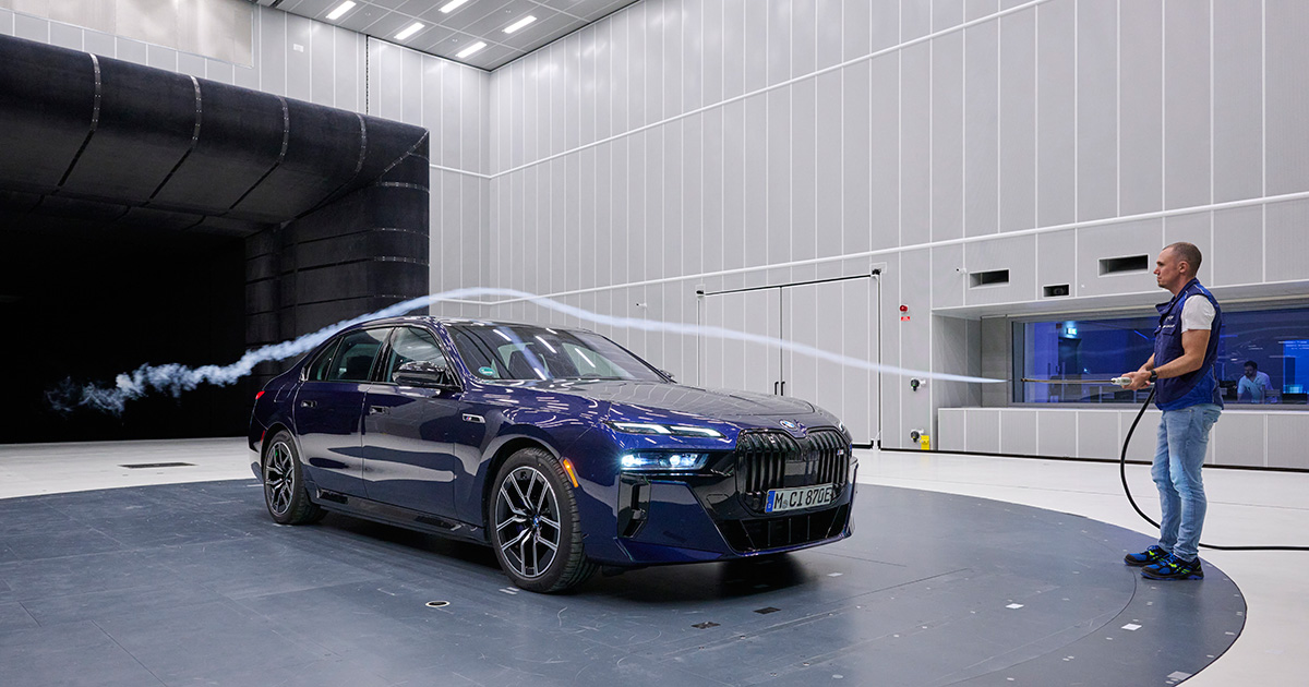 Arbeid med røykenheten i BMW Groups aeroakustiske vindtunnel. Foto: BMW Group BMW
