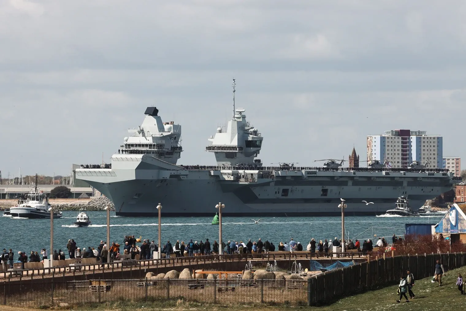 Hangarskipet HMS Prince of Wales (R09) forlater Portsmouth Hangarskipet HMS Prince of Wales (R09) forlater Portsmouth