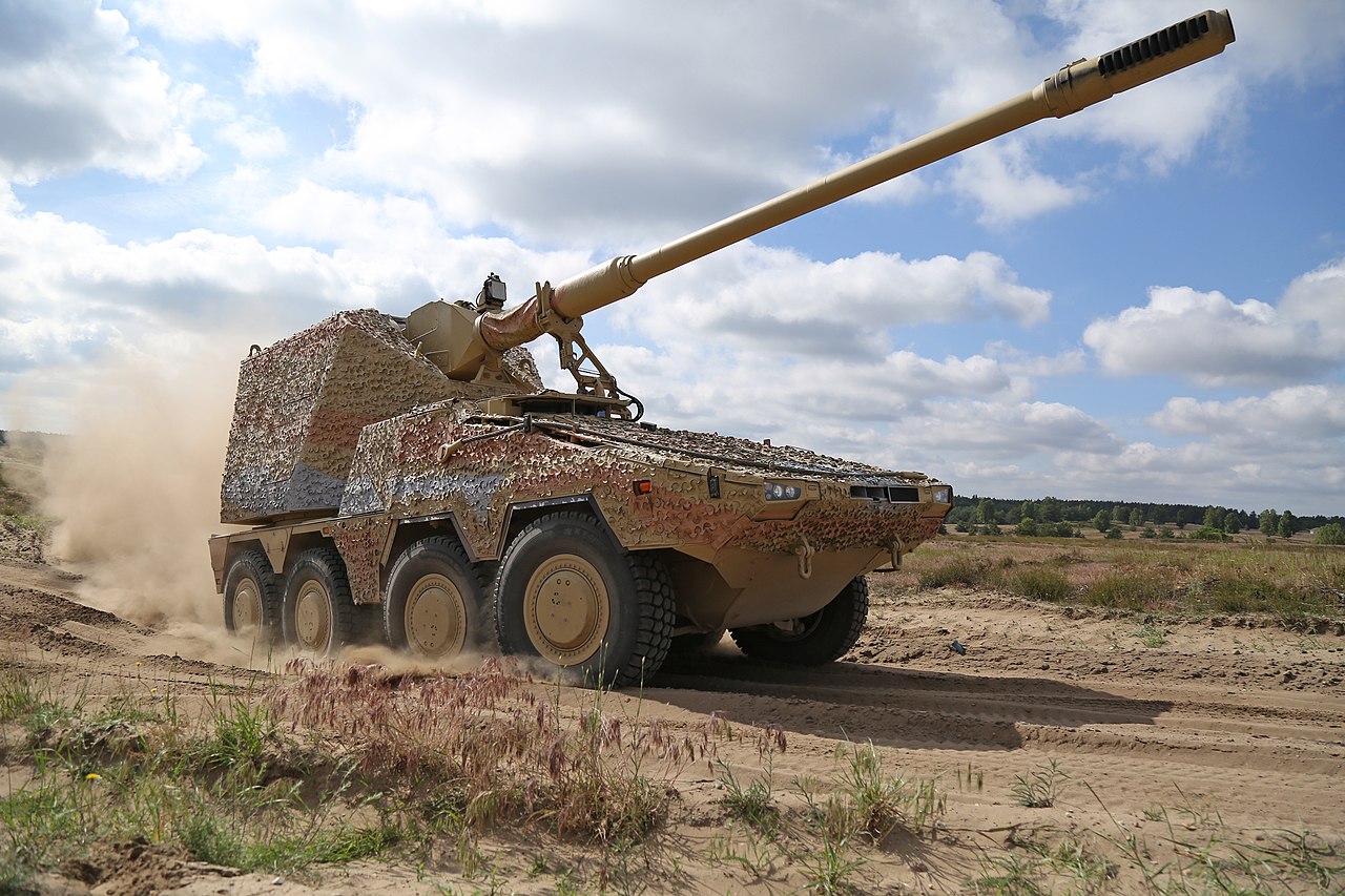 Tysk 155 mm selvdrevet kanon på hjul på understellet til den pansrede personellvognen Boxer