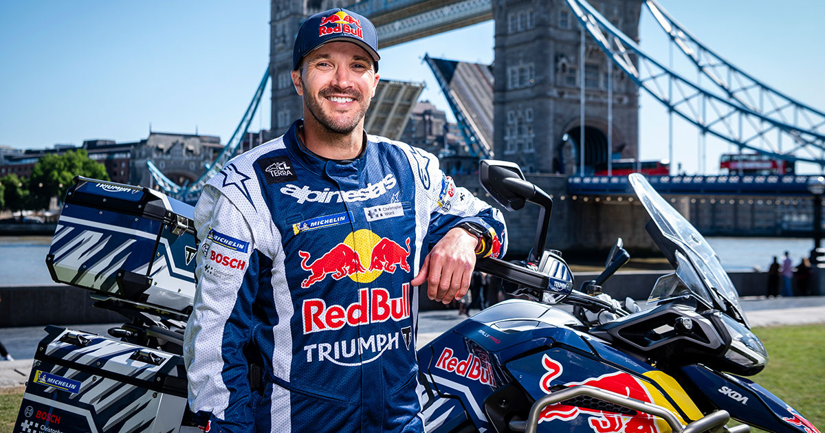 Sam Sunderland poserer for et portrett før sitt Race Around the World-løp i London. Foto: Mark Roe / Red Bull Content Pool Sam Sunderland foran Race Around the World