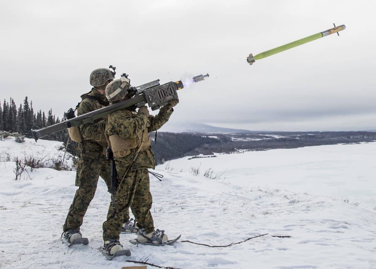 Amerikanske marinesoldater skyter fra et Stinger-bærbart luftvernsystem