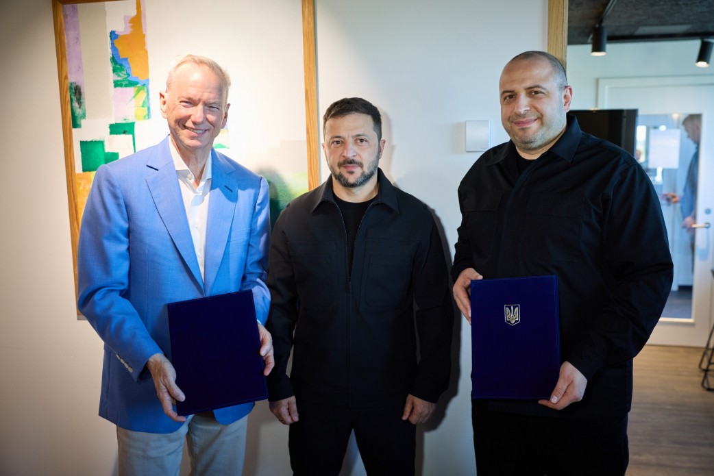 Ukrainas president Volodymyr Zelenskyy, Ukrainas forsvarsminister Rustem Umerov og CEO for Swift Beat, LLC Eric Schmidt