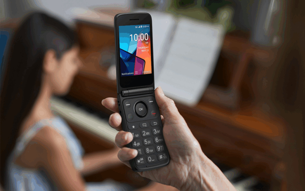 TCL Flip 4 5G trykknapp klapptelefon. Illustrasjon: TCL