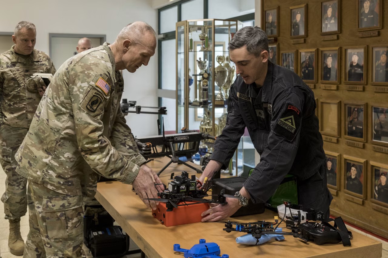 General Randy George inspiserer en FPV-drone