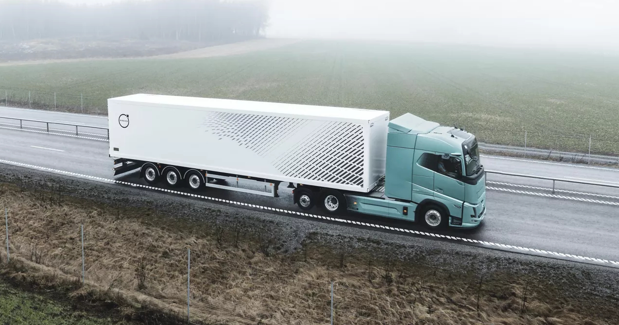 Landskap med elektrisk lastebil Volvo FH Aero Electric Landskap med elektrisk lastebil Volvo FH Aero Electric