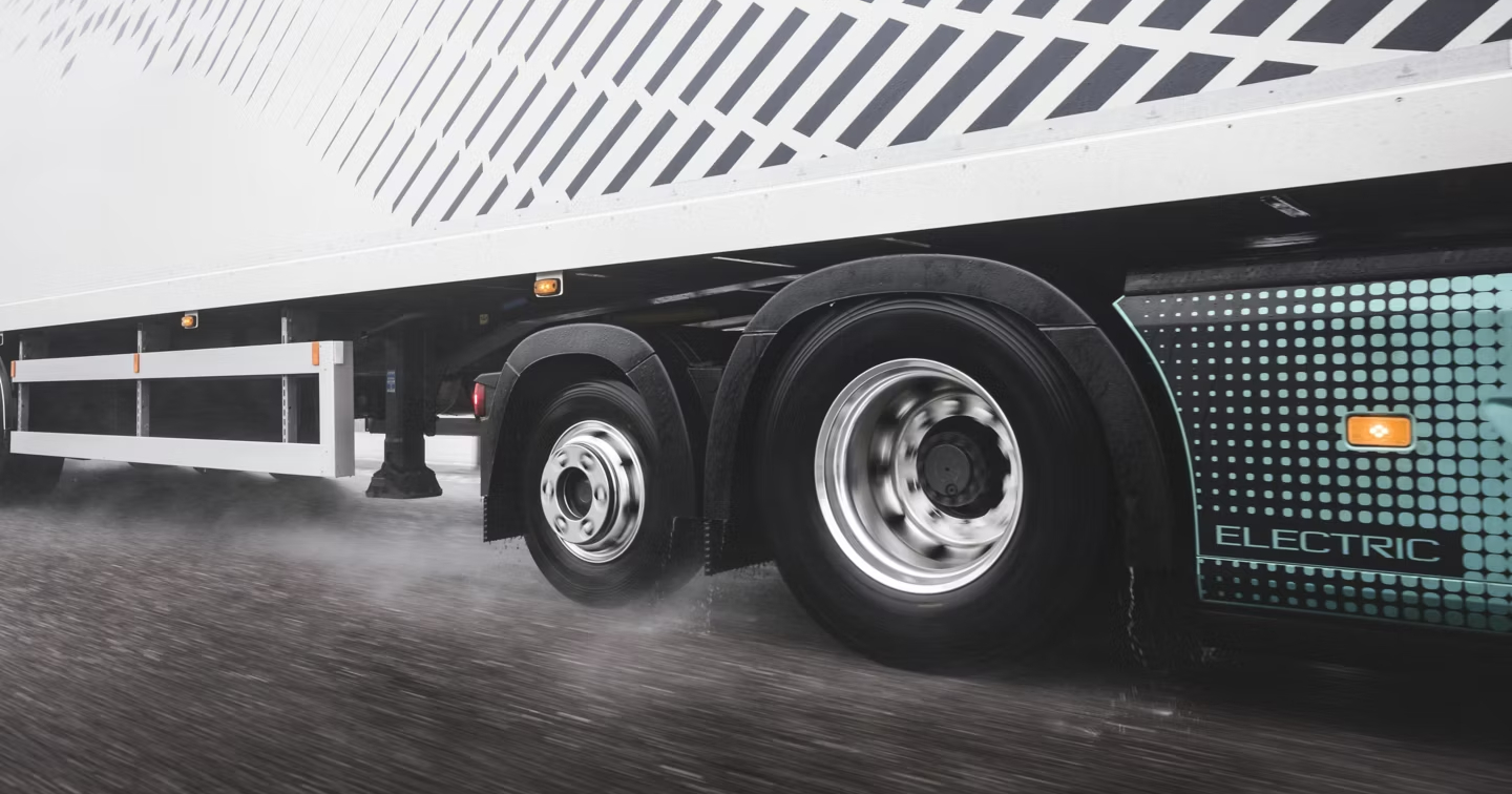 Elektrisk lastebil Volvo FH Aero Electric i bevegelse Elektrisk lastebil Volvo FH Aero Electric i bevegelse
