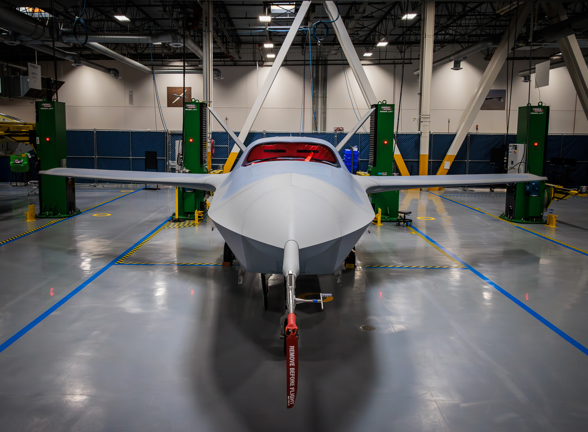 Prototype af YFQ-42A ubemandet jagerfly. Illustration: David Allvin
